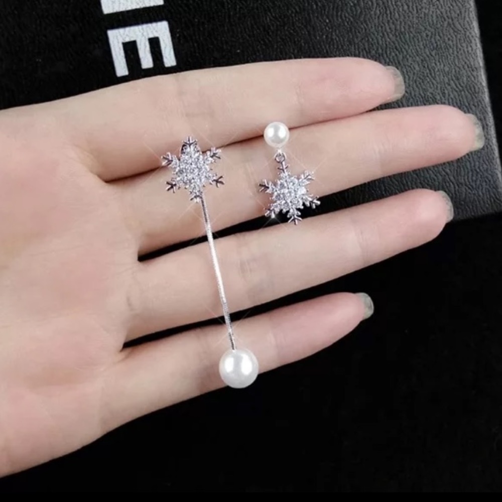 Platinum Plated Snowflake ❄️ Pearl Drop Earrings - Picture 3 of 5